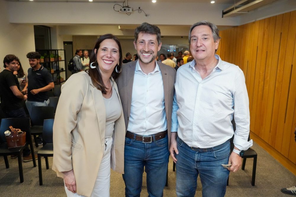 El economista ligado al PJ Hernán Létcher junto a los candidatos locales del peronismo, Emir Félix y Marisa Uceda.
