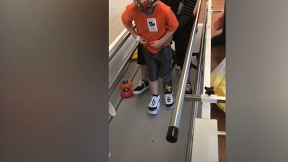 Sus padres temían que el niño, amante de los deportes, se quedara sin moverse el resto del año pero él superó todas las expectativas