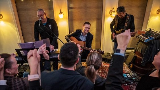 El presidente de Demokraatit, Jens-Frederik Nielsen (C), en la fiesta electoral de Demokraatit en el Café Killut en Nuuk, Groenlandia.&nbsp;
