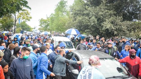 Los Andes | Epicentro. La sede del Club Godoy Cruz fue el punto neurálgico elegido por los hinchas. Le dedicaron cánticos al ídolo, pero no se olvidaron de cargar contra el presidente José Mansur.