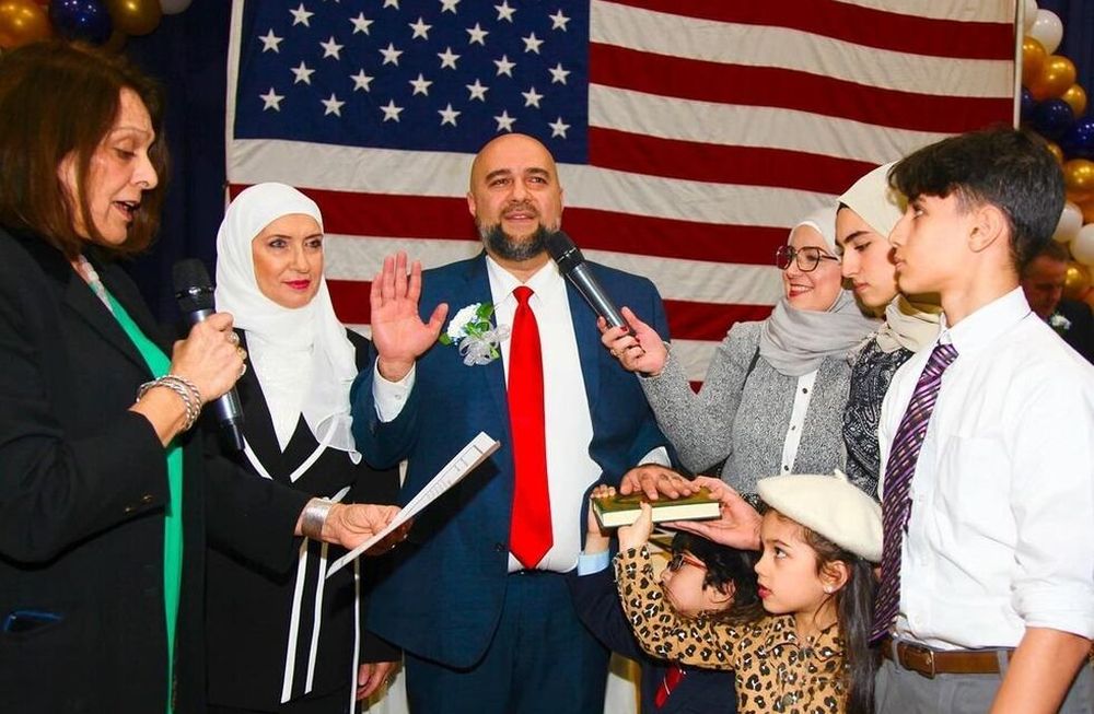 Mohamed Khairullah, el alcalde musulmán y demócrata que denuncia discriminación en la Casa Blanca. Imagen de archivo de su juramento al asumir el cargo en las últimas elecciones.
