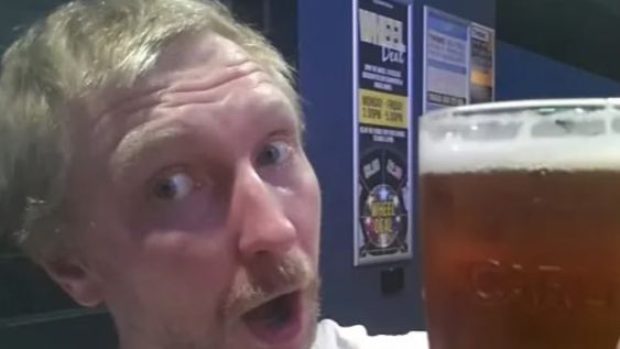 El australiano que por un error bancario se hizo millonario y lo gastó todo en strippers, alcohol y cocaína (Foto: Facebook Luke Brett Moore)