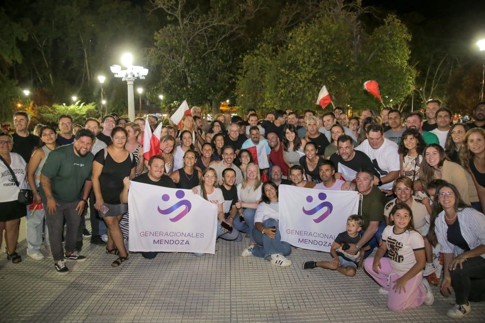 Cambia Mendoza + La Libertad Avanza de San Rafael festejando la victoria en las elecciones de concejales del departamento.