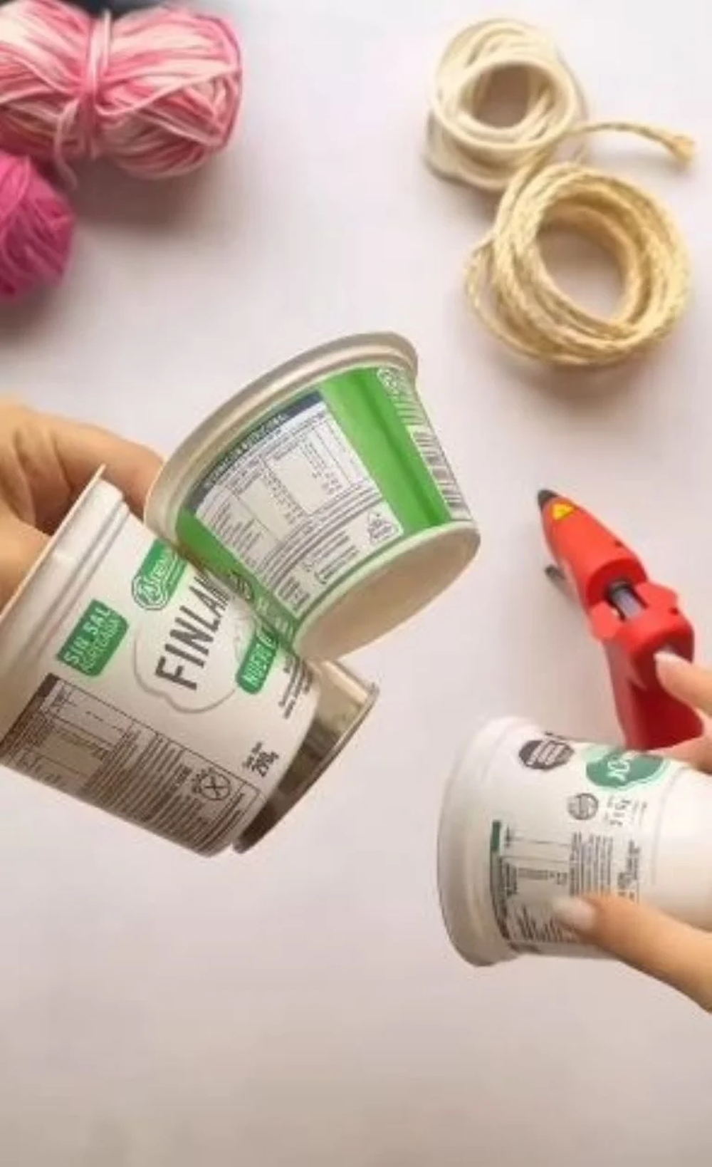 Los potes de queso crema pueden ser maravillosos adornos.