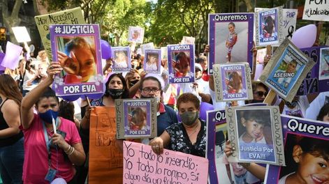Con carteles, pancartas y fotos de Eva, los manifestantes pidieron justicia por el hecho.