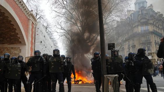 Una nueva jornada de protestas contra la reforma previsional de Macron termina en represión y disturbios. Ya se anunció una nueva movilización para el 15 de marzo.