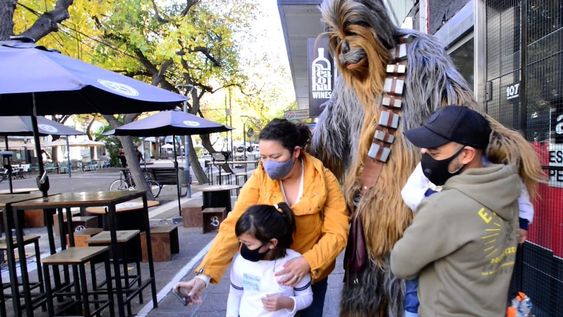Ale Martínez es un mendocino que no sólo se viste de personajes reconocidos y superhéroes para entretener pero también para realizar una actividad solidaria.