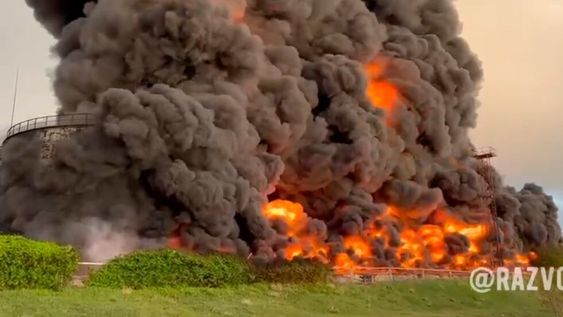 En esta imagen, tomada de un video distribuido en el canal de Telegram del gobernador de Sebastopol, Mikhail Razvozhaev, el 29 de abril de 2023, se puede ver el denso humo negro y las llamas causadas por un incendio en un tanque de combustible incendiado en Sebastopol, Crimea. (Canal de Telegram del gobernador de Sebastopol, Mikhail Razvozhaev, vía AP)