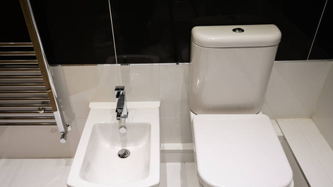 Decoración y arquitectura impulsan diseño interior eficiente en baños modernos actuales.