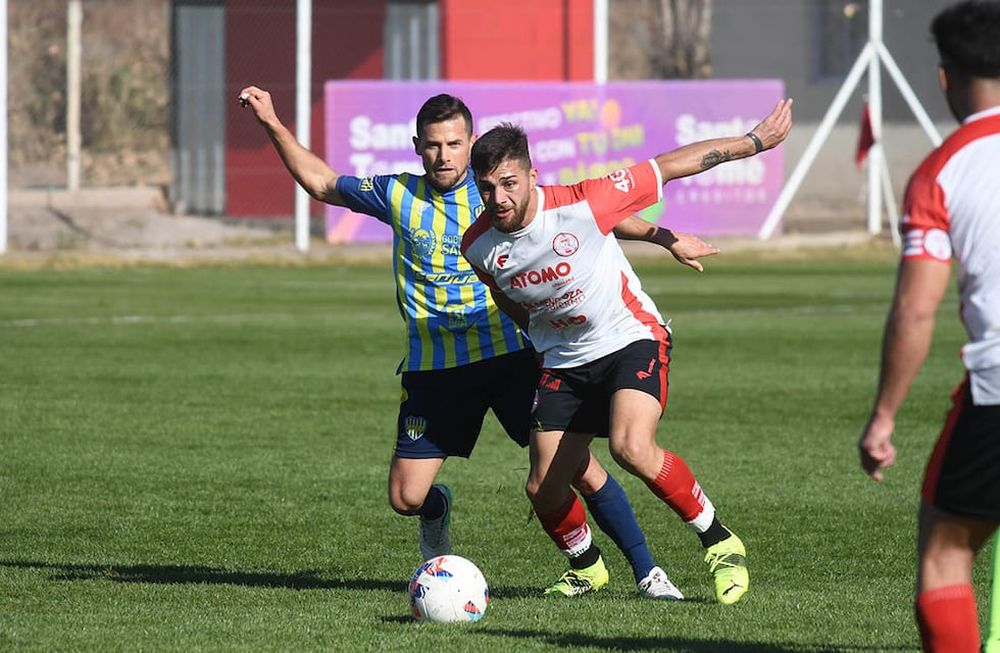 El delantero de Huracán Javier Peñaloza se escapa ante la marca del defensor puntano Gabriel Ojeda. Huracán y Juventud igualaron 1-1 en la cancha de FADEP. José Gutiérrez / Los Andes