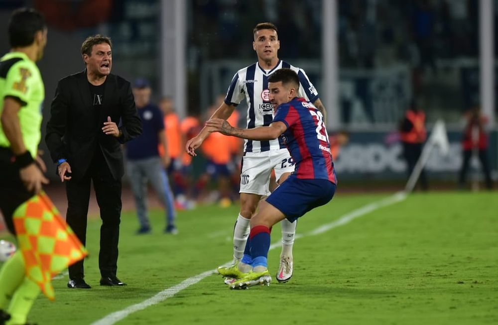Ángel Guillermo Hoyos, el DT de Talleres, en el cotejo ante San Lorenzo. / Gentileza.