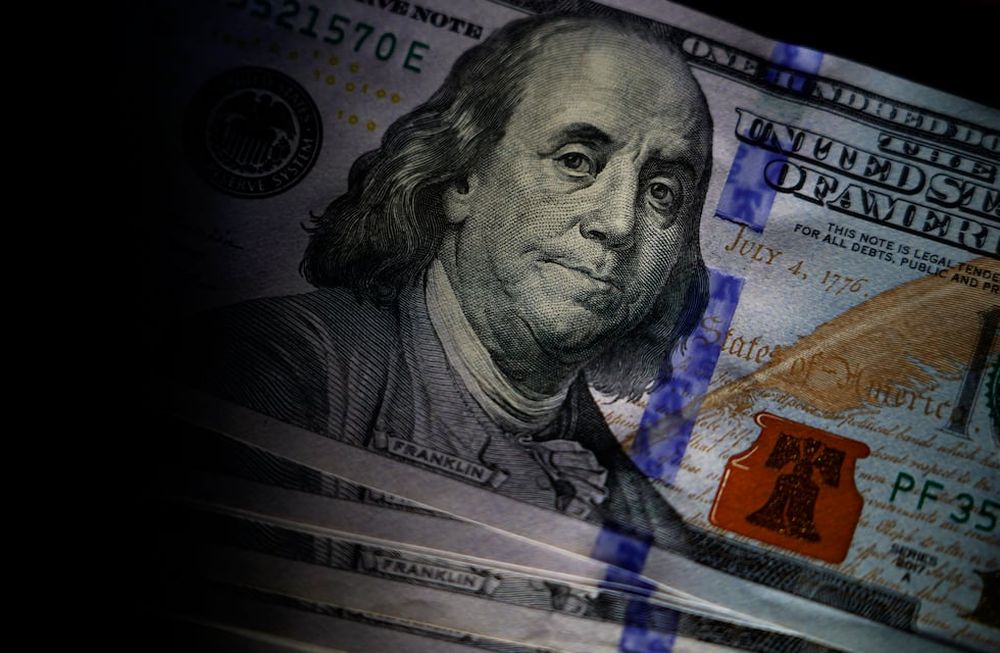 Cómo funciona el “arbitraje” una forma para ganar 5% en dólares con un truco de un CEO (AP Foto/Matt Slocum)