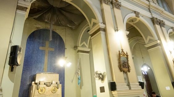 Del lado Sur del templo el cielorraso está en muy mal estado debido a las filtraciones por lluvias. Debajo descansan los restos de Merceditas, su esposo y su hija. | Foto: Ignacio Blanco / Los Andes