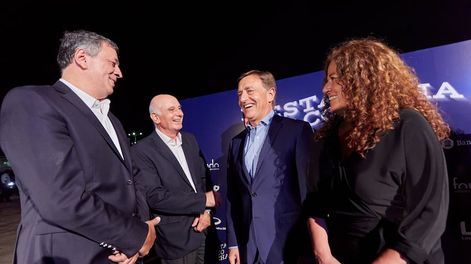 El intendente de Las Heras Daniel Orozco, Bernardo Lanzilotta del Fondo Vitivinícola, el gobernador Rodolfo Suarez y la ministra Nora Vicario.