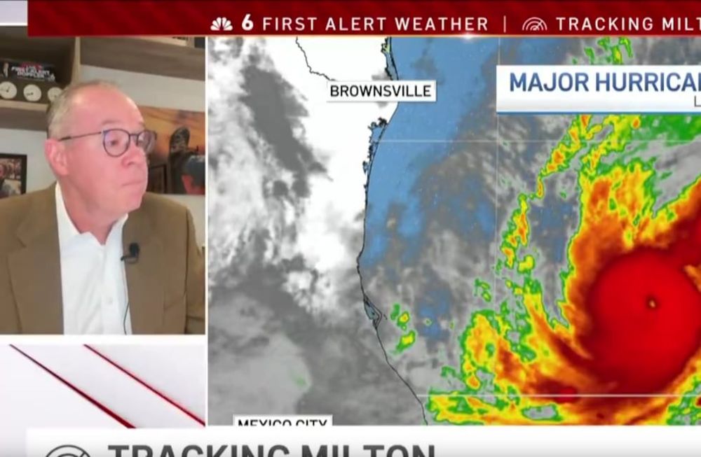 El meteorólogo John Morales se conmovió en vivo al anunciar la magnitud del huracán Milton.