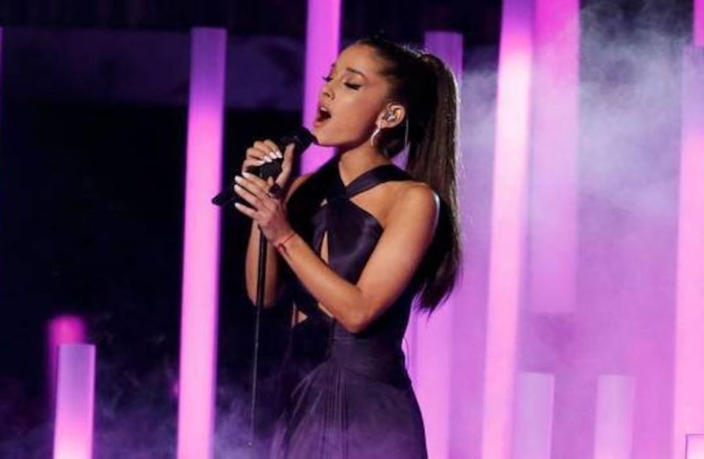 Ariana Grande hizo la gran Madonna, se cayó en pleno show