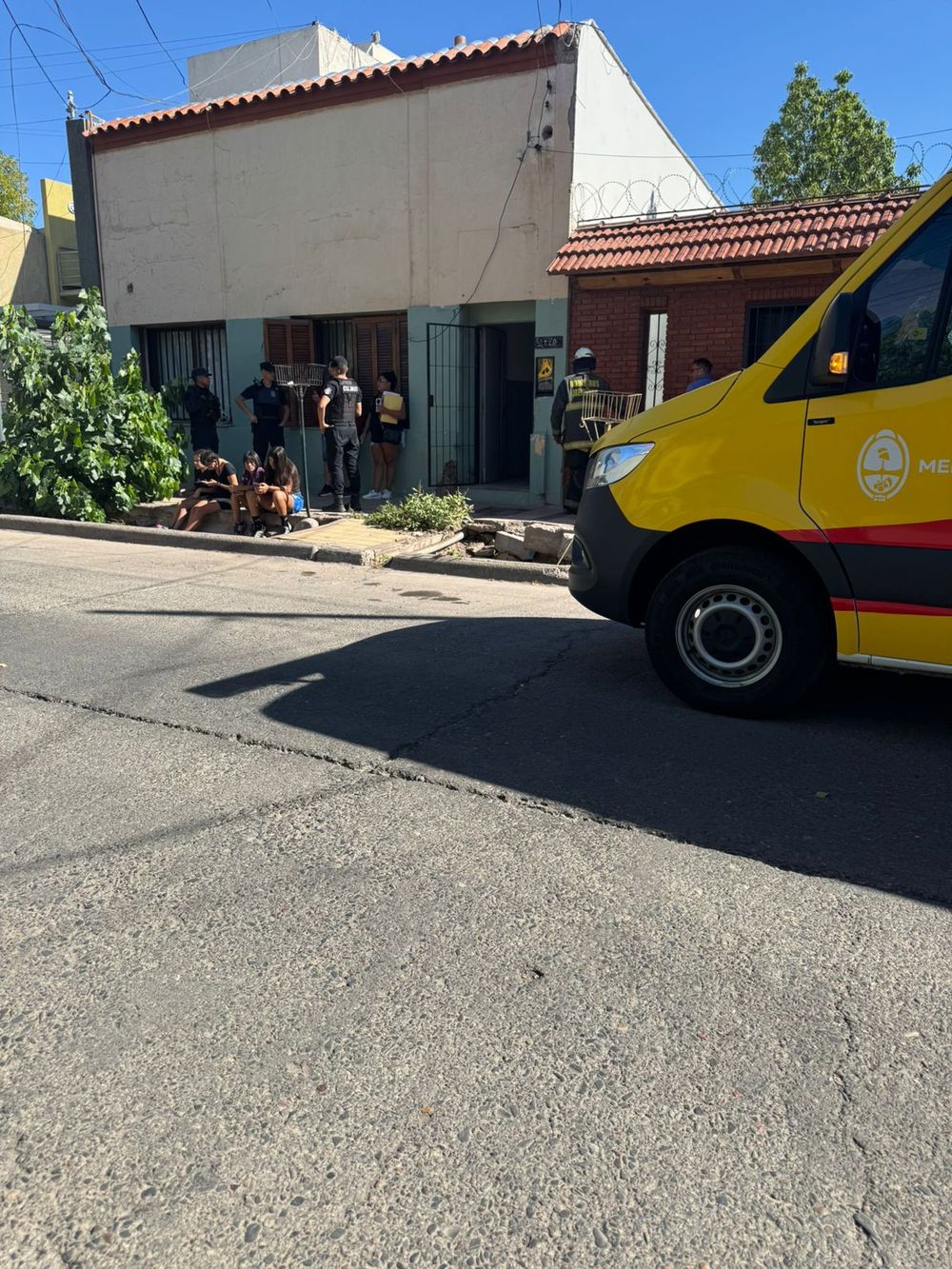 Amplio operativo para rescatar a una familia tras el derrumbe de una vivienda en Godoy Cruz. Gentileza. 