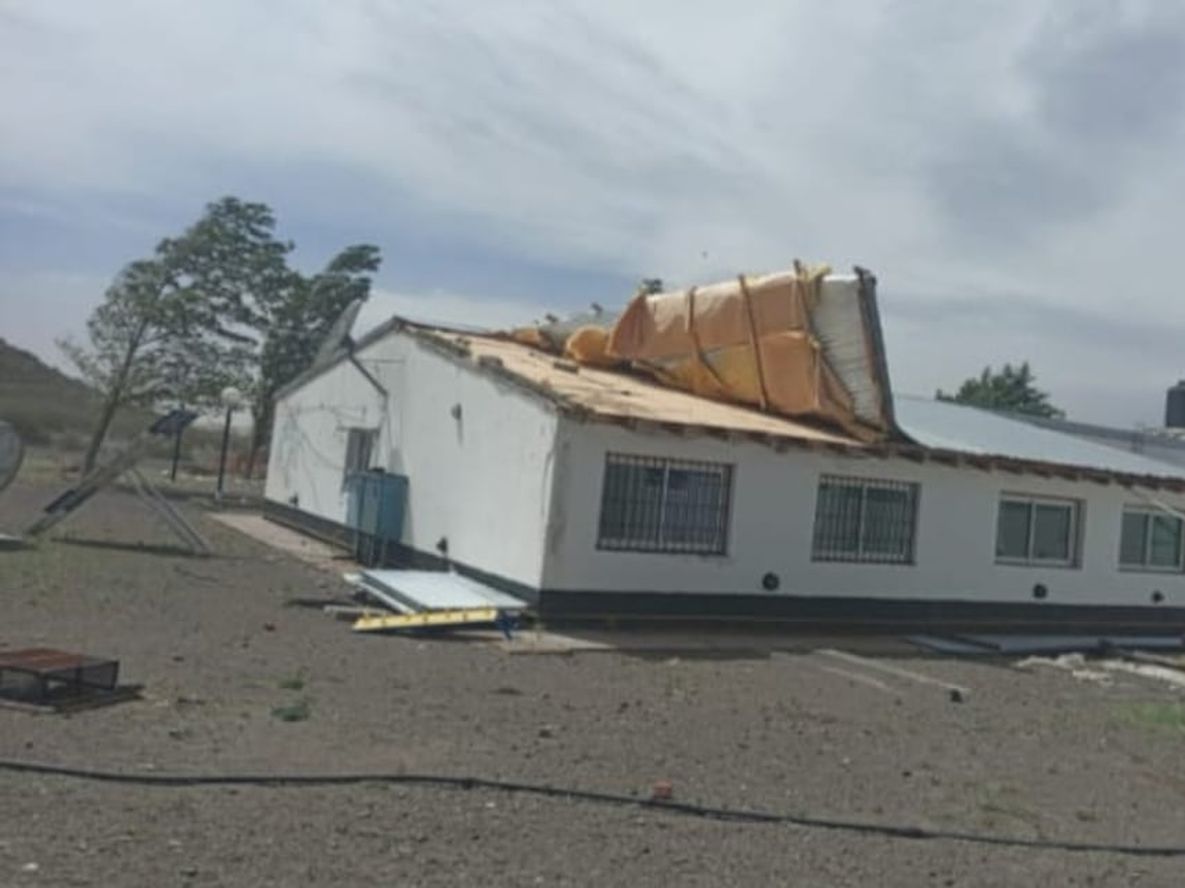 El Zonda voló el techo de la escuela albergue Embajador Pablo Neruda