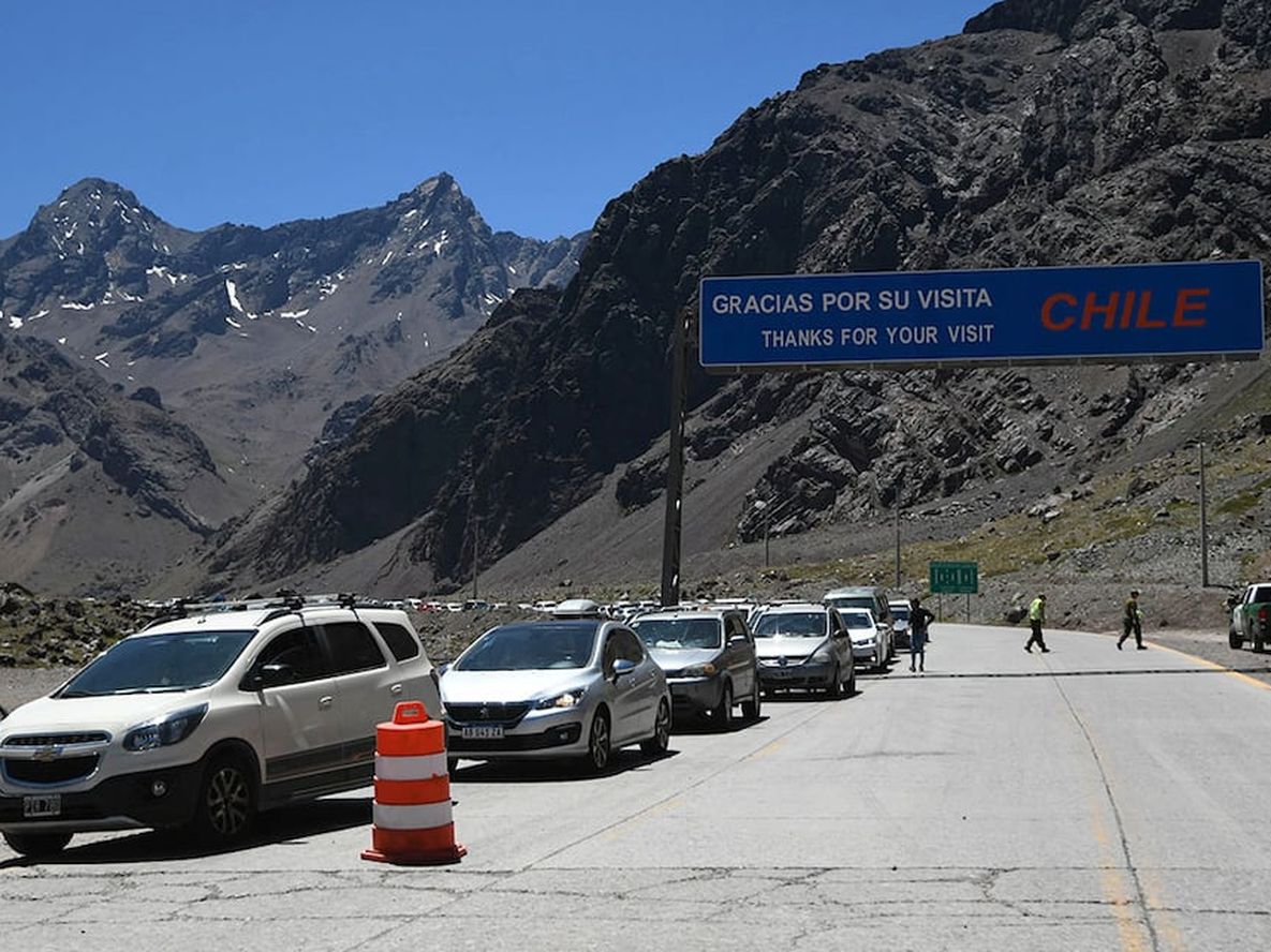 Miles de personas aprovecharon el fin de semana largo de Semana Santa y cruzaron a Chile. Foto Jose Gutierrez / Los Andes