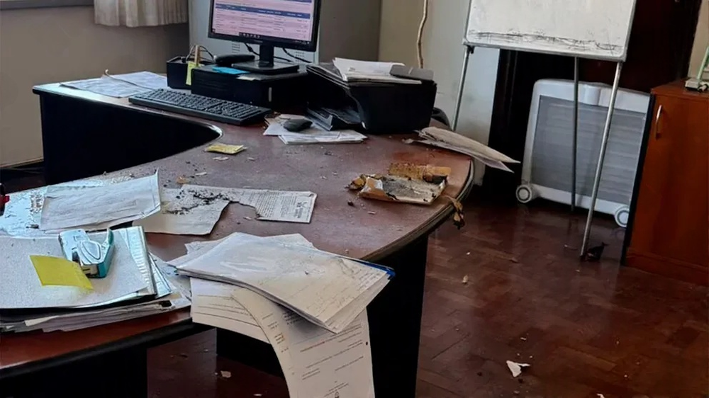 Así quedó la oficina de la Escuela de Gendarmería tras la explosión de un paquete bomba.