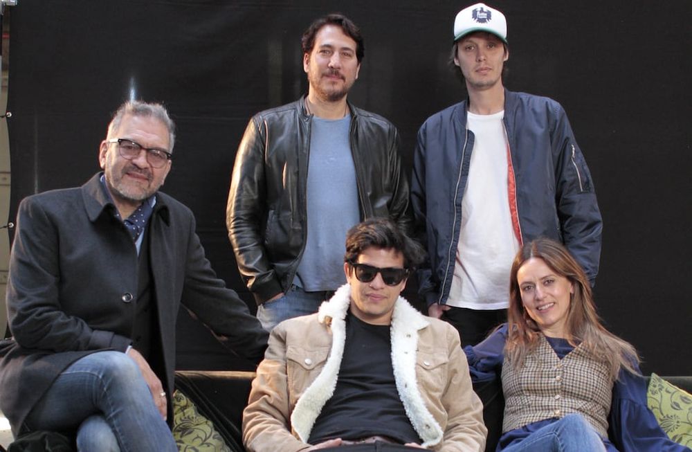 El elenco junto al director Mariano Hueter