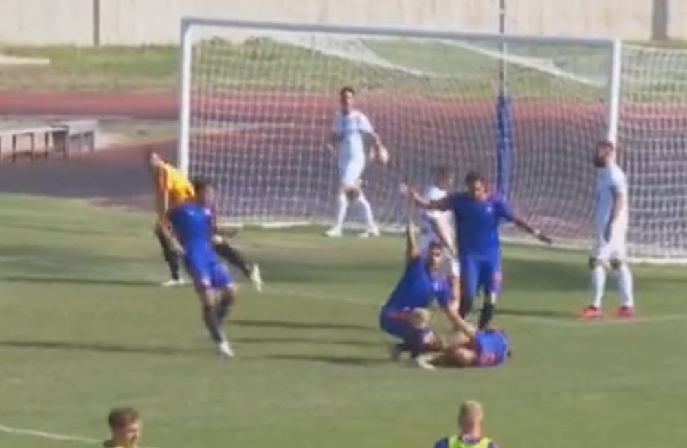 Un jugador del Roma City FC se desmayó, luego de convertir un gol.