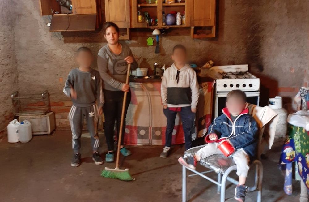 María del Carmen Torres es madre soltera y vive en una precaria vivienda en el barrio Flores junto a sus cinco hijos pequeños.