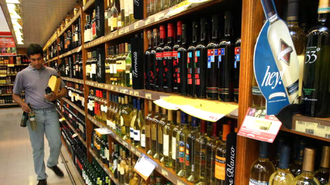 El vino en góndola: ¿cuánto cuesta incluir la bebida nacional en el carrito del supermercado?
