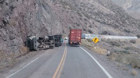 Vuelco de camión en Alta Montaña