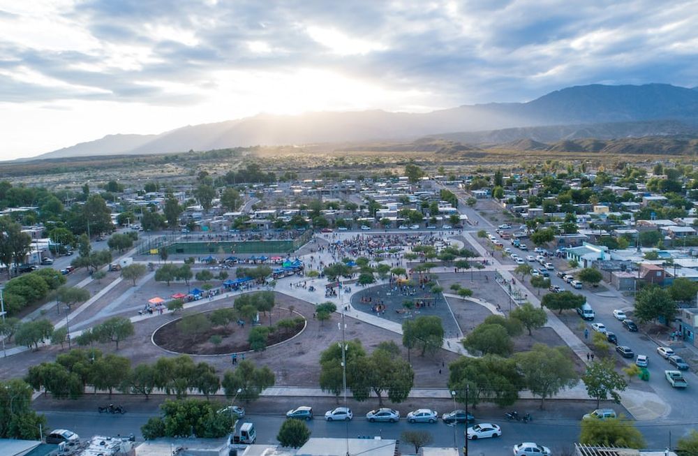 Con un gran despliegue artístico, se reinauguró la plaza Aliar del barrio La Favorita de Ciudad