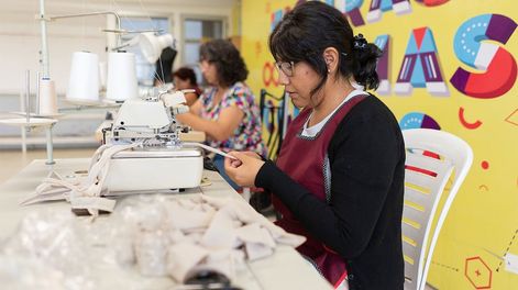 Las costureras confeccionarán 1.300 vestimentas con el 60% existente, parte del patrimonio vendimial. | Foto: Gobierno de Mendoza