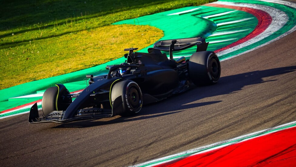 Checo Pérez a bordo del Ferrari pelado (2023). 