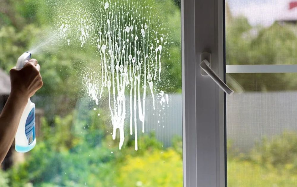 Este tipo de limpieza sirve, especialmente, en superficies expuestas al exterior o al contacto constante con el agua.