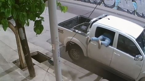 Video: arrancó la ventana y se metió de cabeza para robar una camioneta en Guaymallén