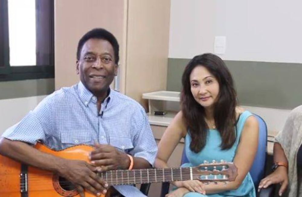 Tocando la guitarra, Pelé se mostró recuperado y agradeció el apoyo