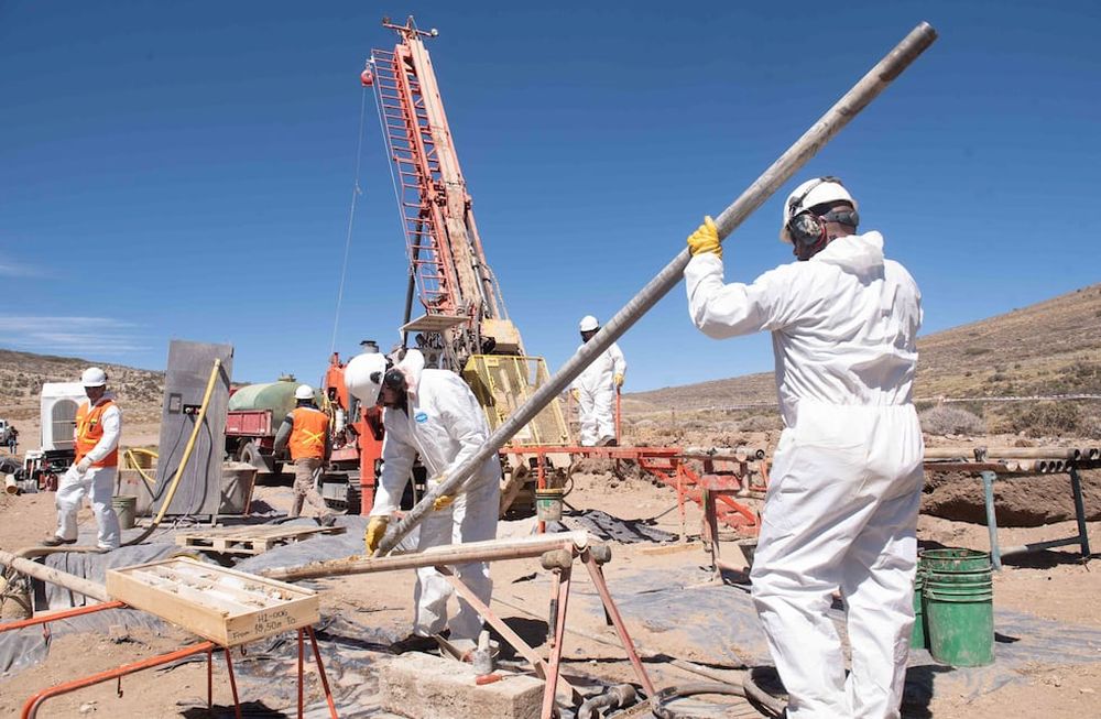 El gobernador Alfredo Cornejo y la ministra de Energía y Ambiente, Jimena Latorre, junto con otras autoridades provinciales, participan de la Expo San Juan Minera. Foto: Gobierno de Mendoza.