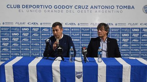 Los Andes | Presentación de Diego Flores, cómo nuevo director técnico del equipo de futbol de Godoy Cruz Antonio TombaDiego Flores (izquierda) junto a Alejandro Chapini, Vicepresidente de Godoy Cruz. / José Gutiérrez
