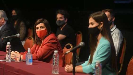 La ministra de Turismo y Cultura, Mariana Juri, confirmó los detalles de la fiesta; entre ellos la continuidad de la reina nacional Mayra Tous (a su lado en la foto) como reina durante el 2021 también-. Foto: Ignacio Blanco / Los Andes.