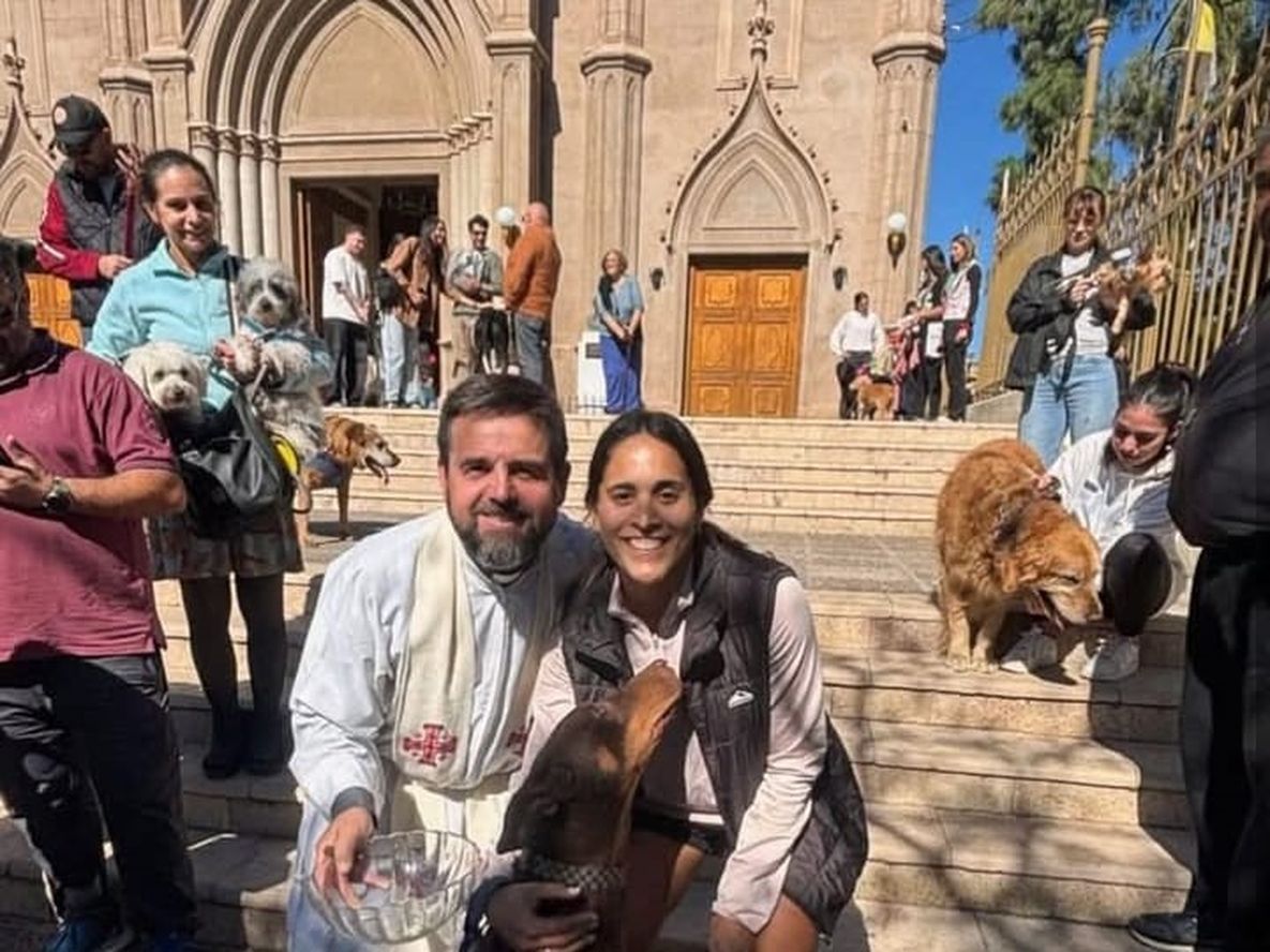 Multitudinaria bendición de mascotas en Godoy Cruz, en la previa del Día del Animal.