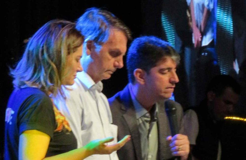 Fe y poder. Bolsonaro, su mujer Michelle y el pastor Josué, de la Iglesia Bautista Actitud. (Gentileza La Nación)
