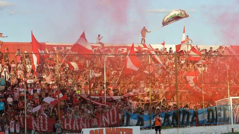 Hinchada de San Martín sueña con el ascenso.Foto: Orlando Pelichotti / Los Andes