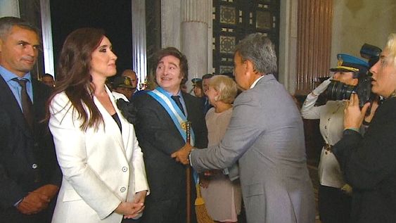 frio saludo entre javier milei y victoria villarruel en su encuentro en el congreso