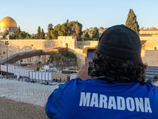 Leonardo explica que lo que muestran los medios es una imagen totalmente exagerada de cómo es vivir en Israel en medio de la guerra. Leonardo explica que lo que muestran los medios es una imagen totalmente exagerada de cómo es vivir en Israel en medio de la guerra.