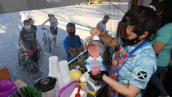 Días de mucho calor en Mendoza, para este fin de semana. Romina, prepara licuados en el parque General San Martín de Ciudad. Foto: José Gutiérrez / Los Andes