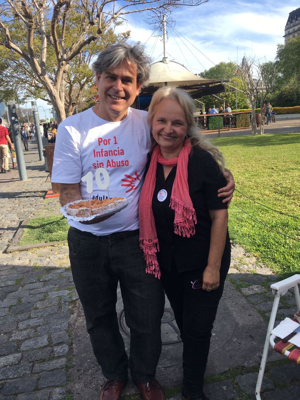Sufrieron abuso sexual siendo niños, son pareja y viajarán al Mundial con una impactante campaña