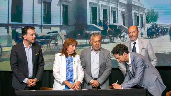 Tadeo García Zalazar (ministro de Educación, Cultura, Infancias y DGE), Esther Sánchez (rectora UNCuyo), Miguel Títiro (periodista Los Andes), Alfredo Cornejo (gobernador de Mendoza), Rodolfo Vargas Arizu (ministro de Producción) y Pablo Dellazoppa (director de contenidos de Los Andes) - Aniversario Los Andes 141 años. Foto: Los Andes