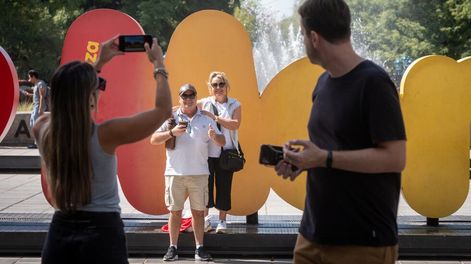 Turistas.Fin de semana largo en Semana Santa.Turustas ya recorren las calles y plazas de Mendoza.  Foto: Ignacio Blanco / Los Andes