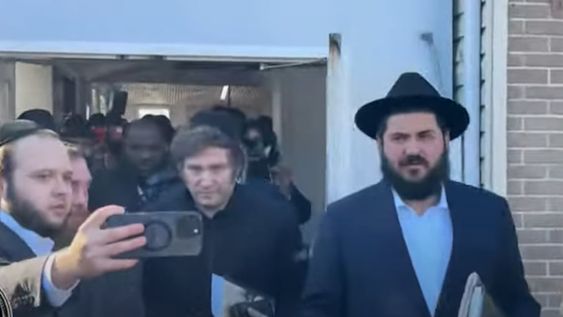 Javier Milei saliendo de su visita a la tumba del rebe de Lubavitch.