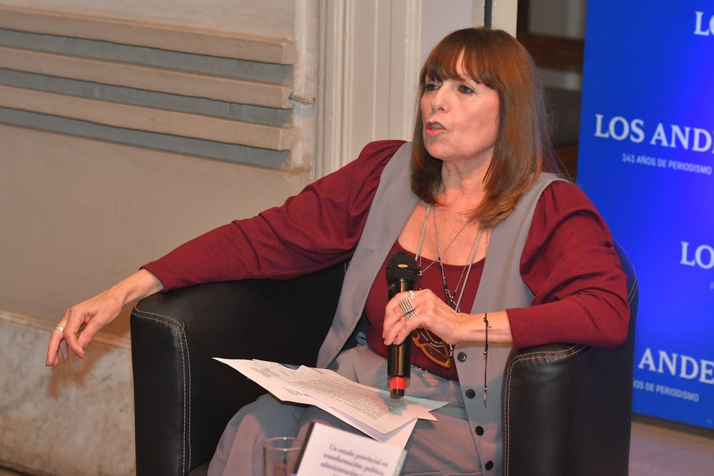 Alejandra Massi fue una de las dos presentadoras del nuevo libro de la reconocida historiadora Beatriz Bragoni en el edificio de Diario Los Andes