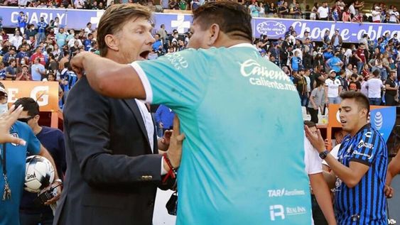 El fútbol mexicano vivió momentos de horror en el partido entre Querétaro y Atlas, con Cristante como entrenador de los Gallos Blancos. / Gentileza.